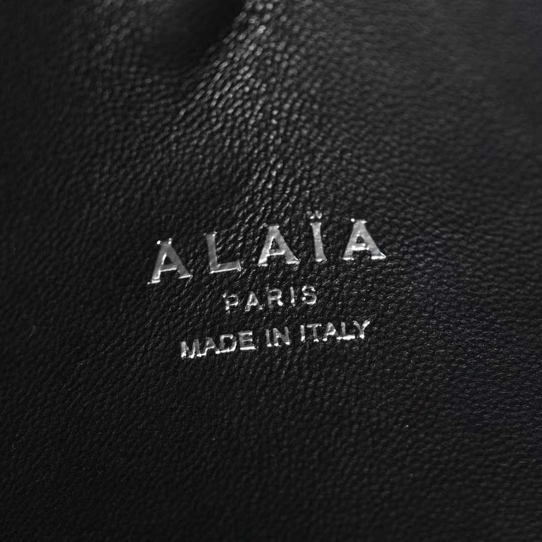 Alaïa Le Cœur bag in calfskin view 4