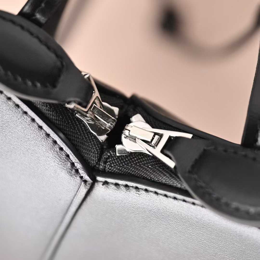 Alaïa Le Cœur bag in calfskin view 5