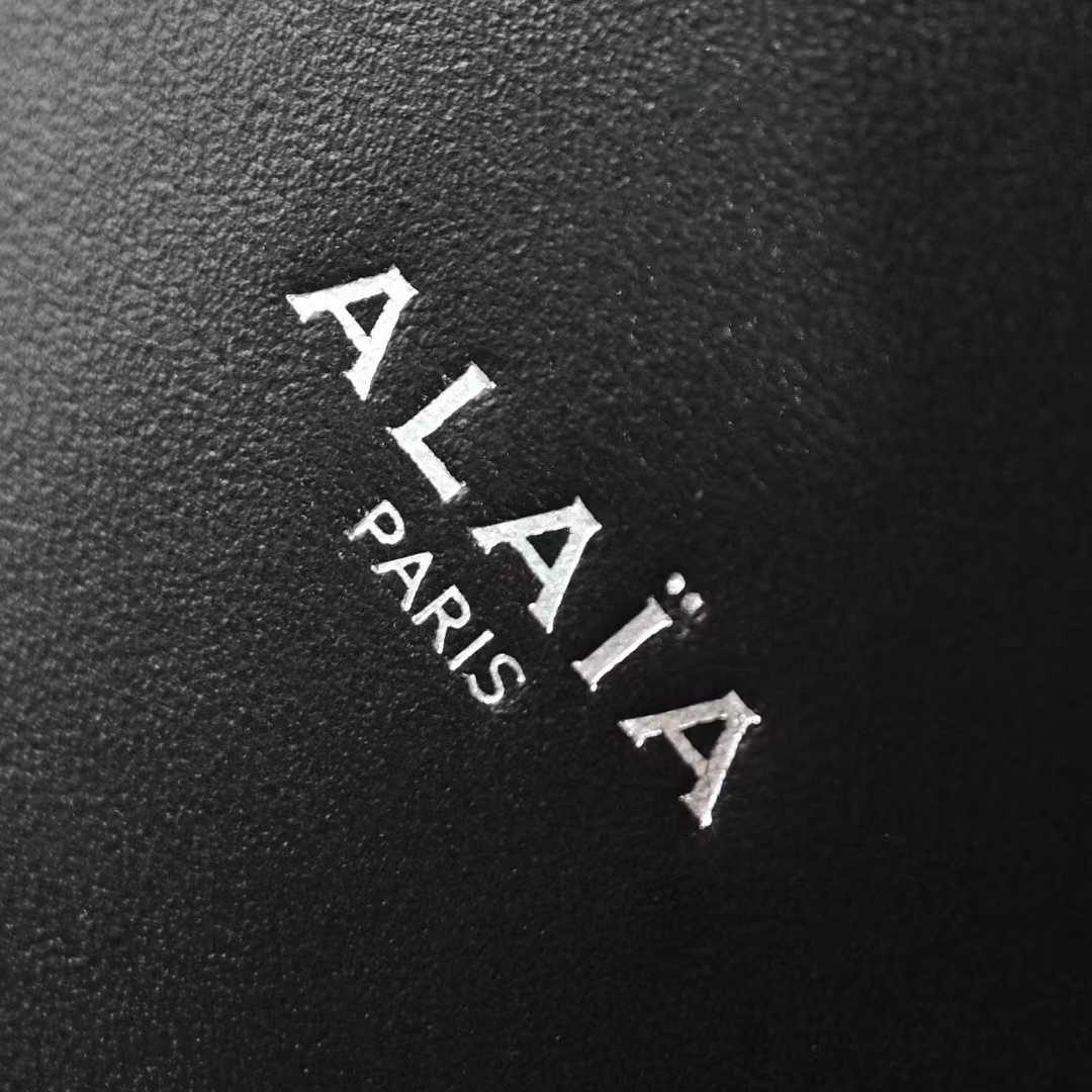 Alaïa Le Cœur bag in calfskin view 6