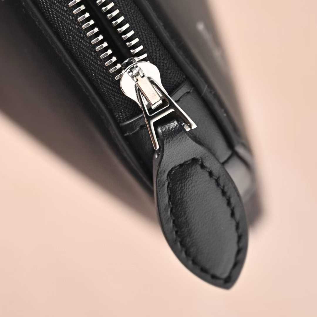 Alaïa Le Cœur bag in calfskin view 7