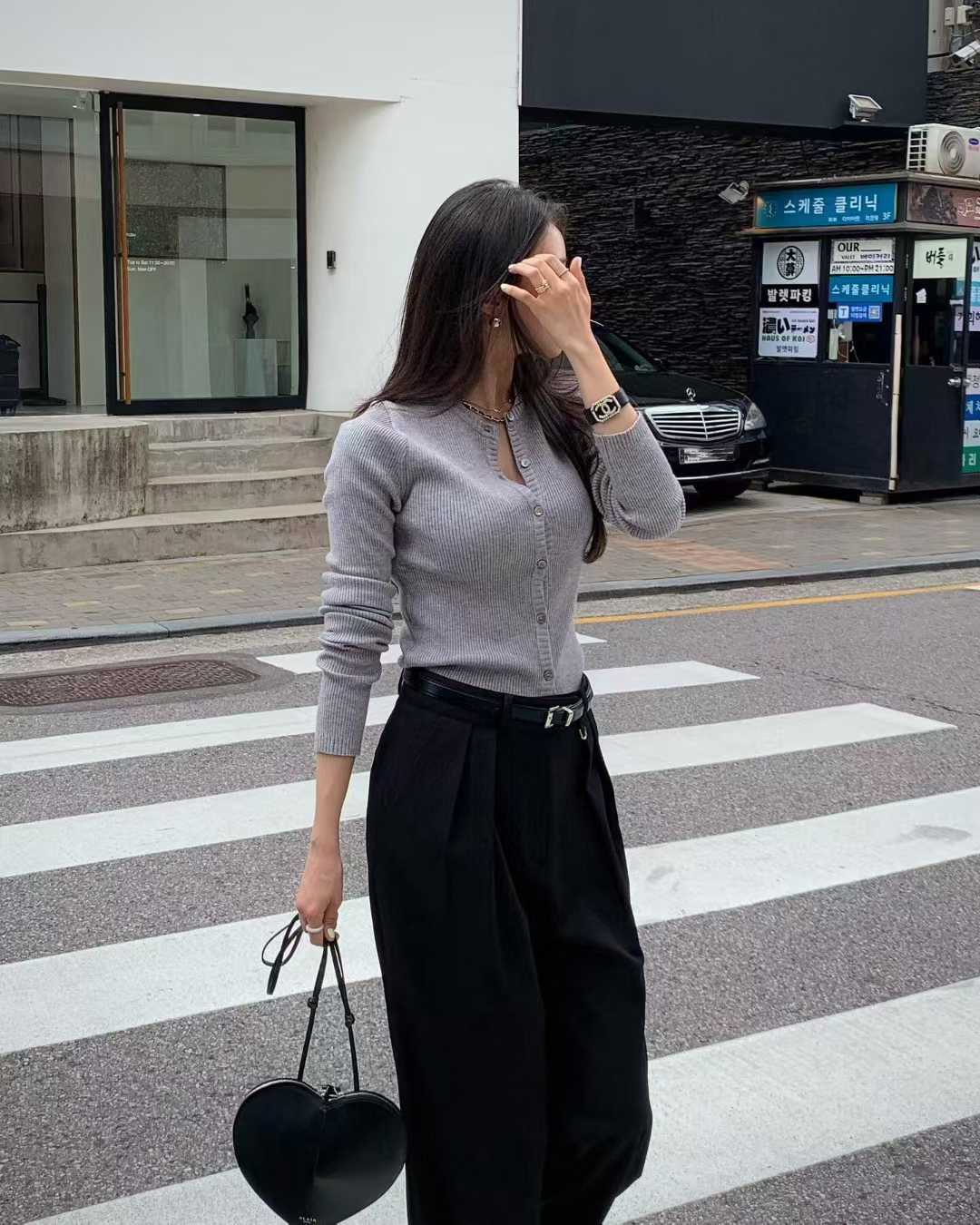 Alaïa Le Cœur bag in calfskin view 9