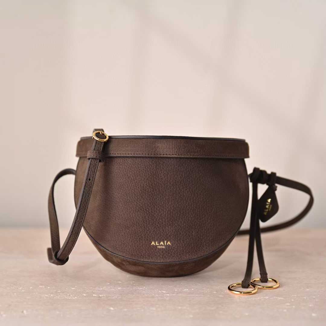 Alaïa Hip East West Bag In Goatskin view 18