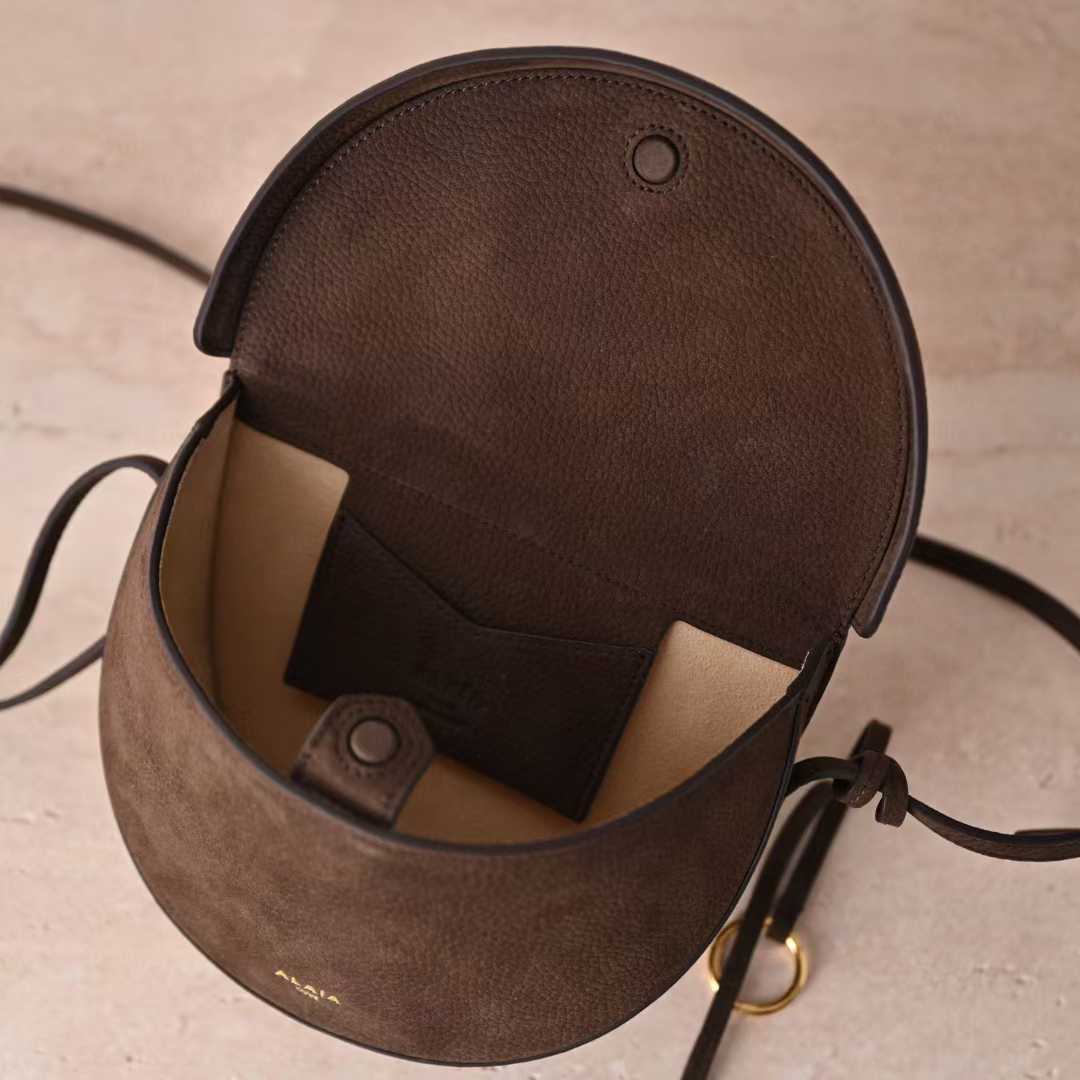 Alaïa Hip East West Bag In Goatskin view 22