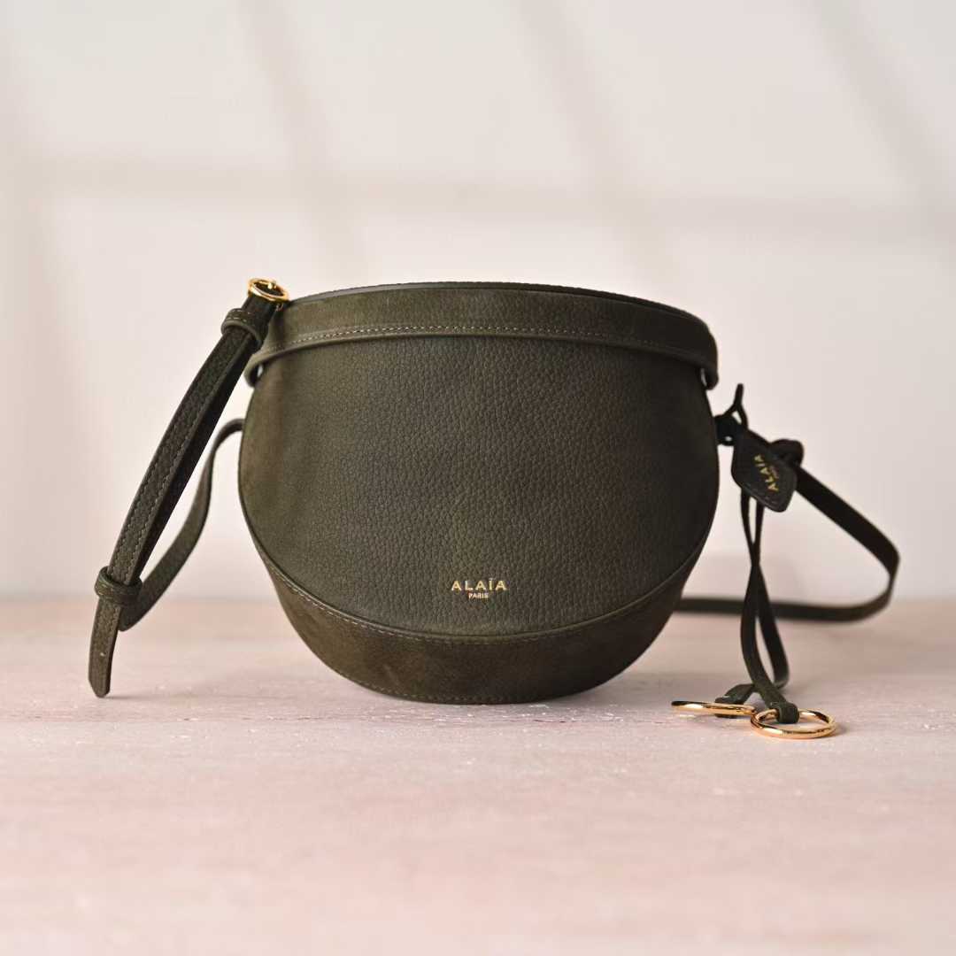 Alaïa Hip East West Bag In Goatskin view 9