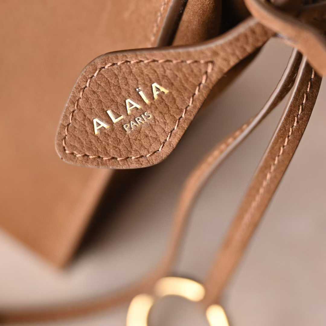 Alaïa Le Click East West Small Bag In Nubuck view 13