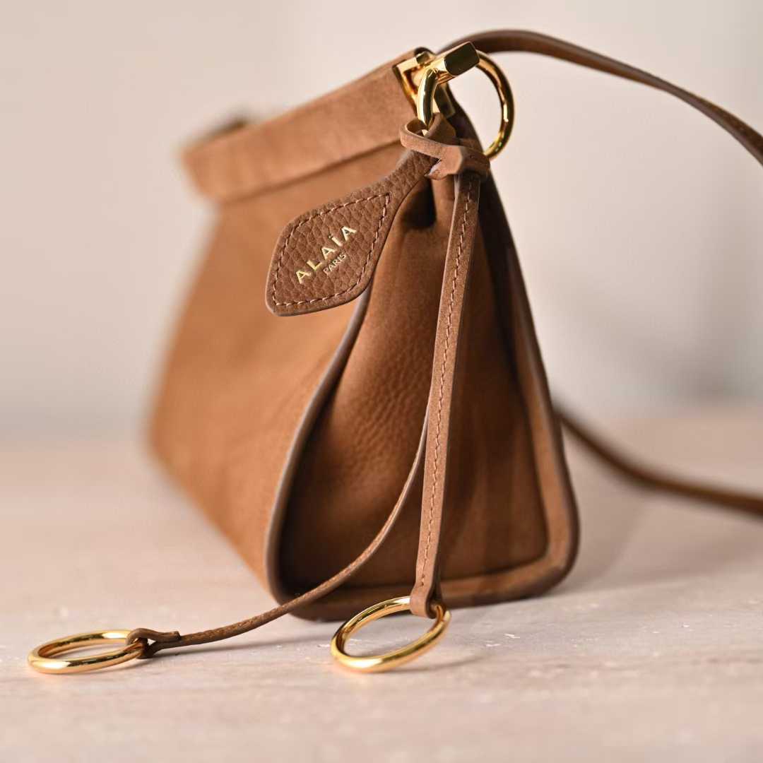 Alaïa Le Click East West Small Bag In Nubuck view 15