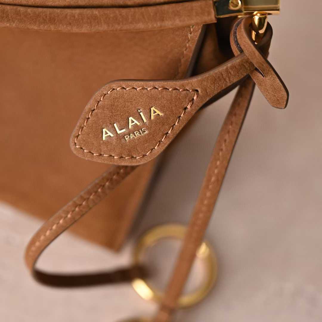 Alaïa Le Click East West Small Bag In Nubuck view 4