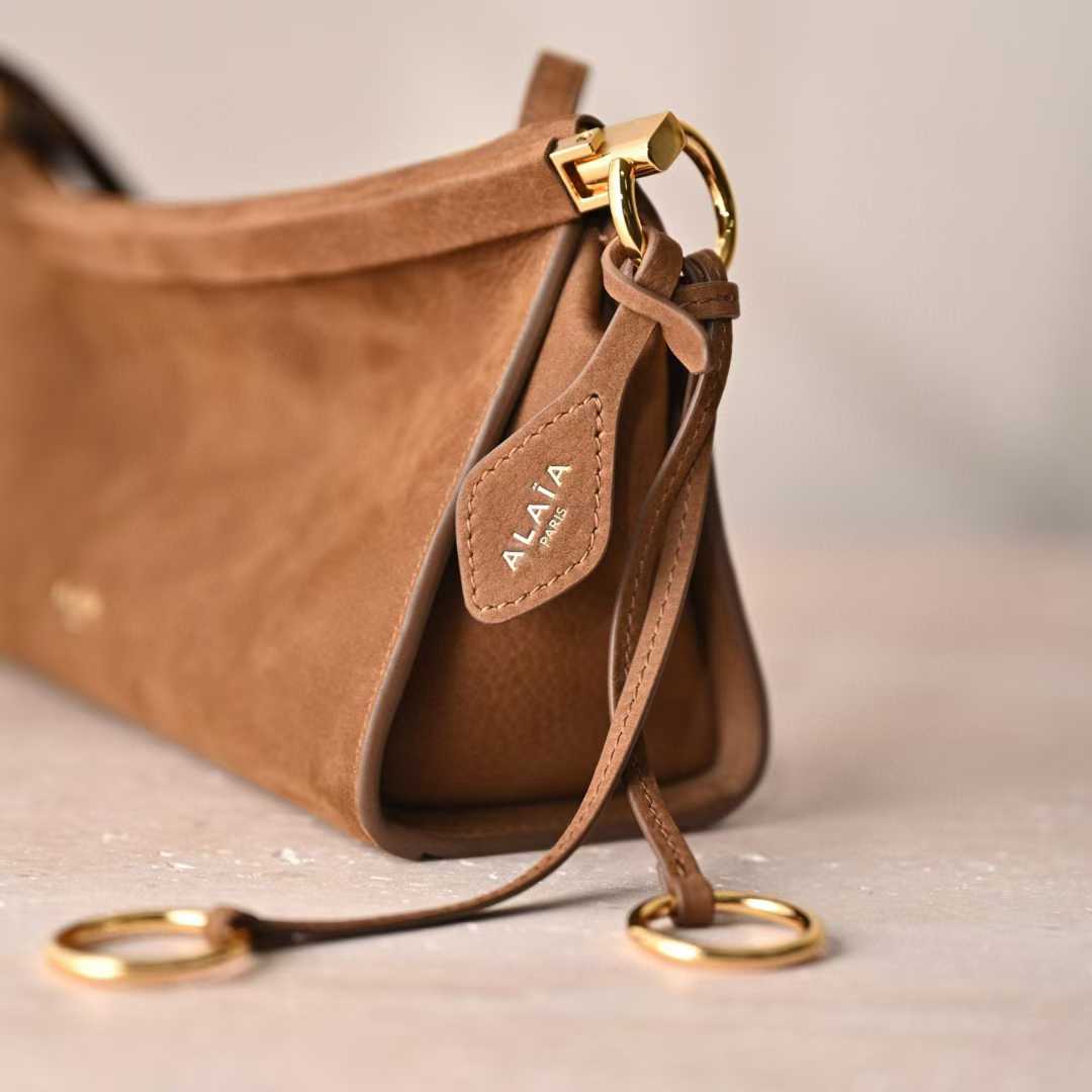 Alaïa Le Click East West Small Bag In Nubuck view 7