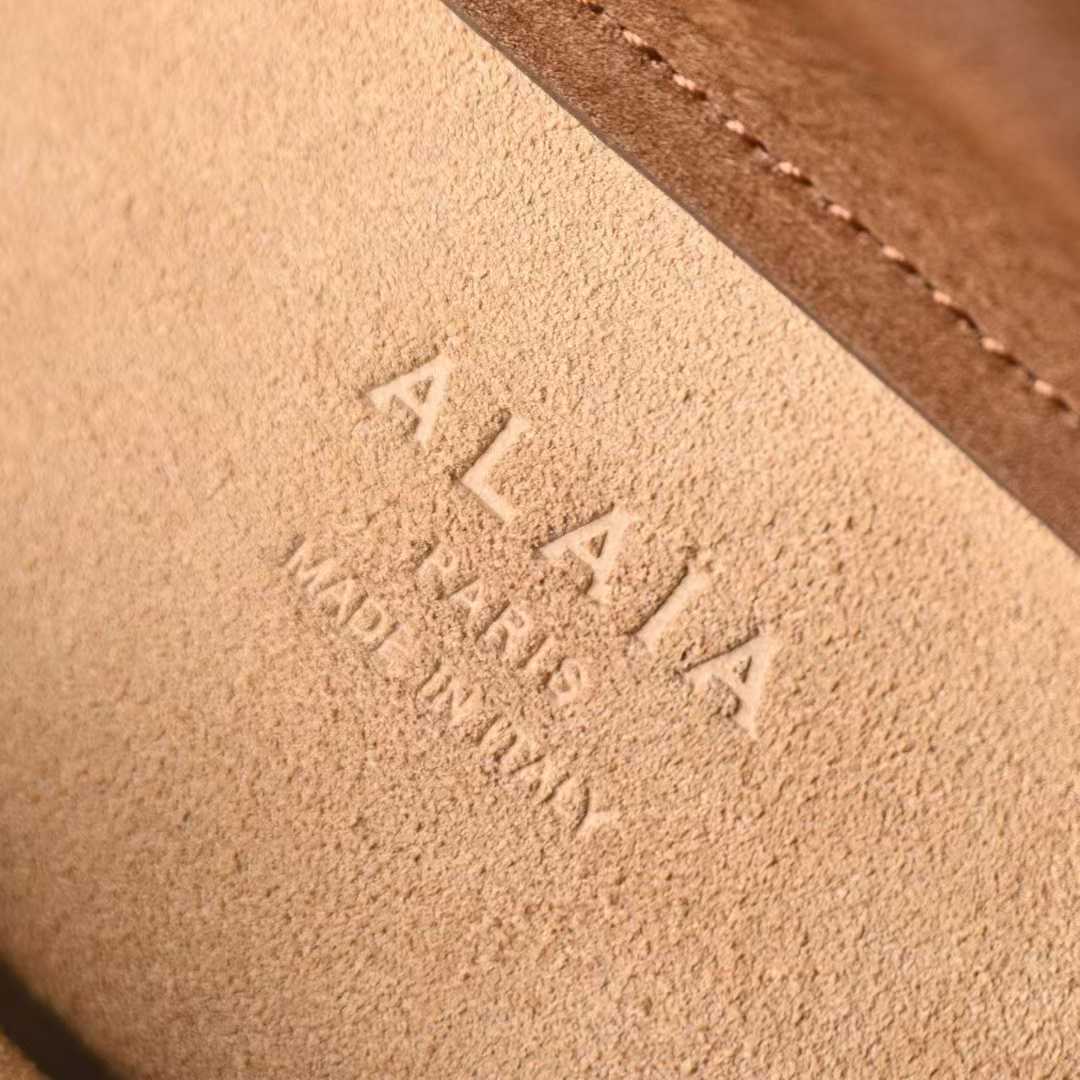 Alaïa Le Click East West Small Bag In Nubuck view 9