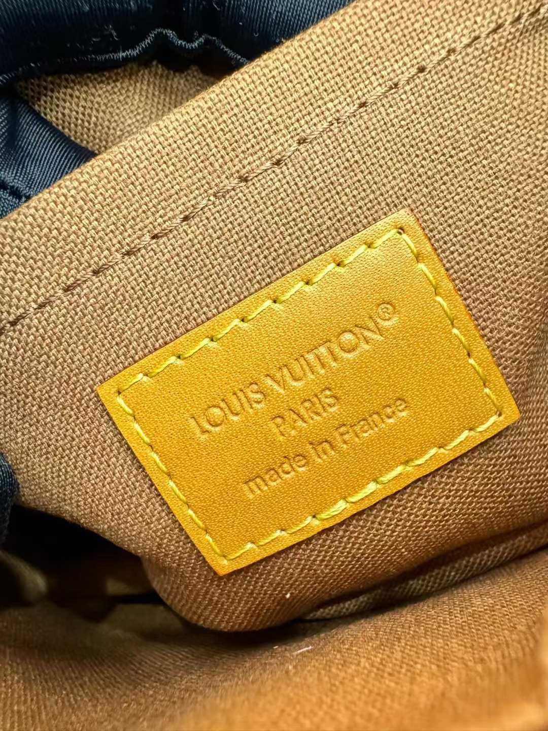 Louis Vuitton Trocadéro Wearable Wallet M14058 view 4
