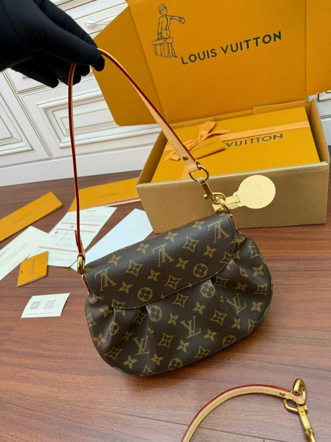 Louis Vuitton Sunset M13617 view 2