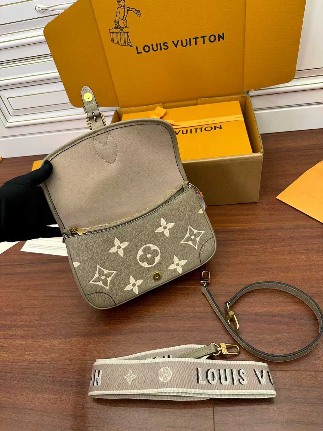 Louis Vuitton Diane Satchel M46583 view 4