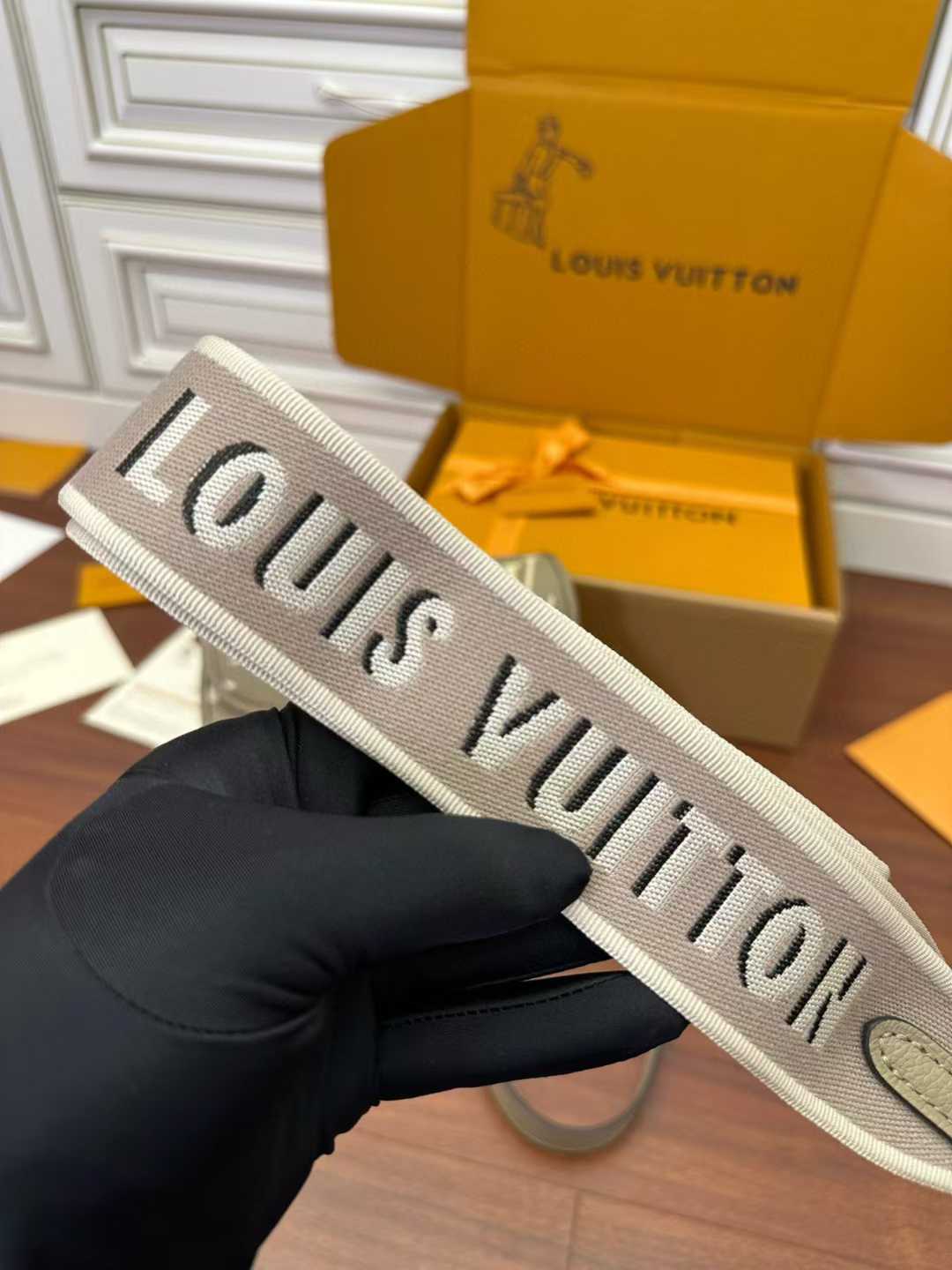 Louis Vuitton Diane Satchel M46583 view 7
