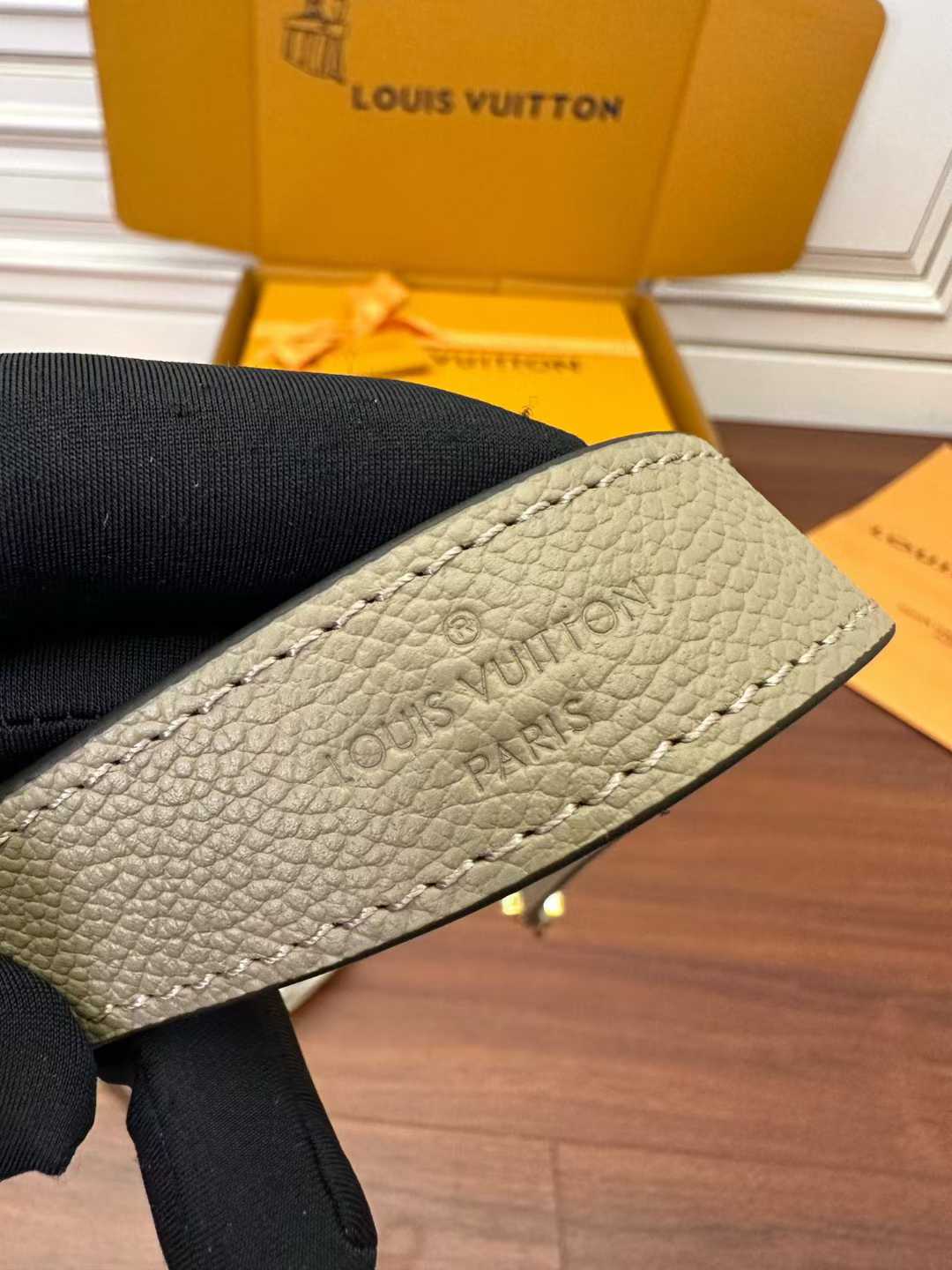 Louis Vuitton Diane Satchel M46583 view 9