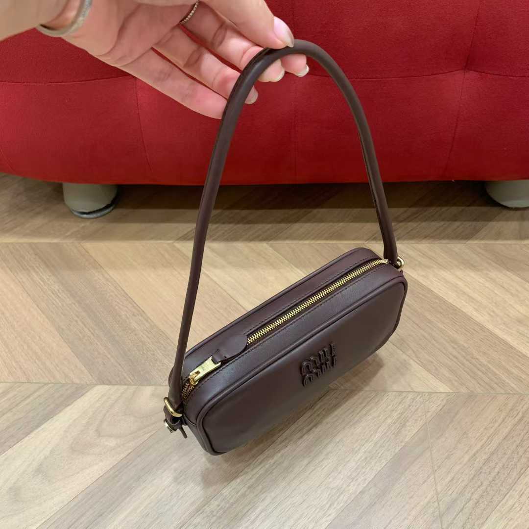 Miu Miu Leather pouch view 4