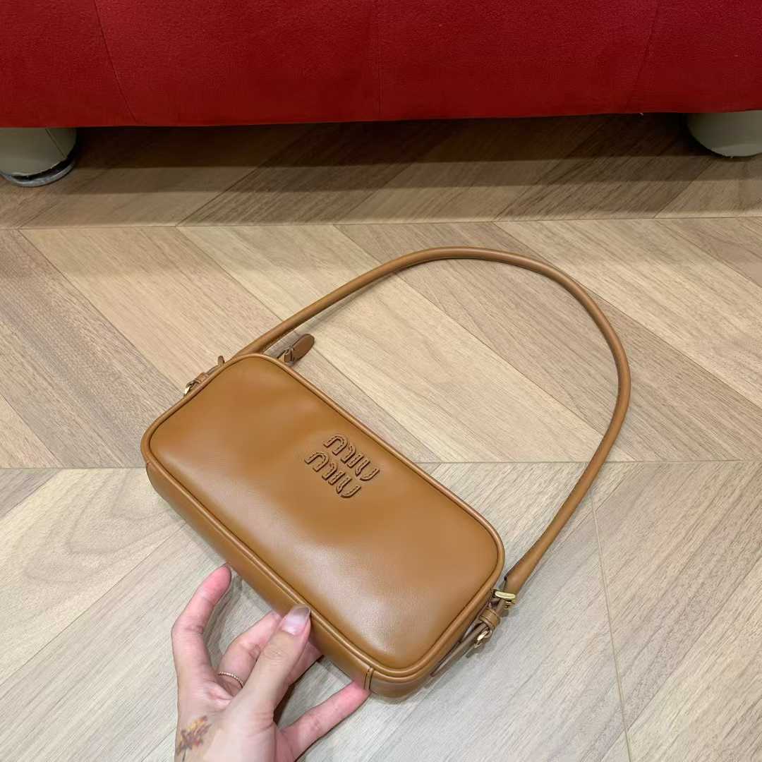 Miu Miu Leather pouch view 3
