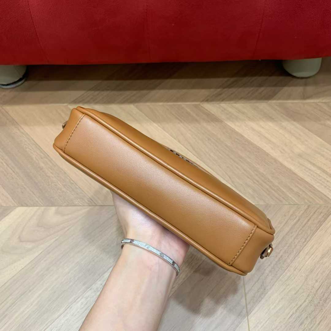 Miu Miu Leather pouch view 4