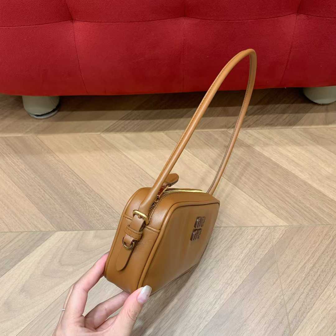 Miu Miu Leather pouch view 7