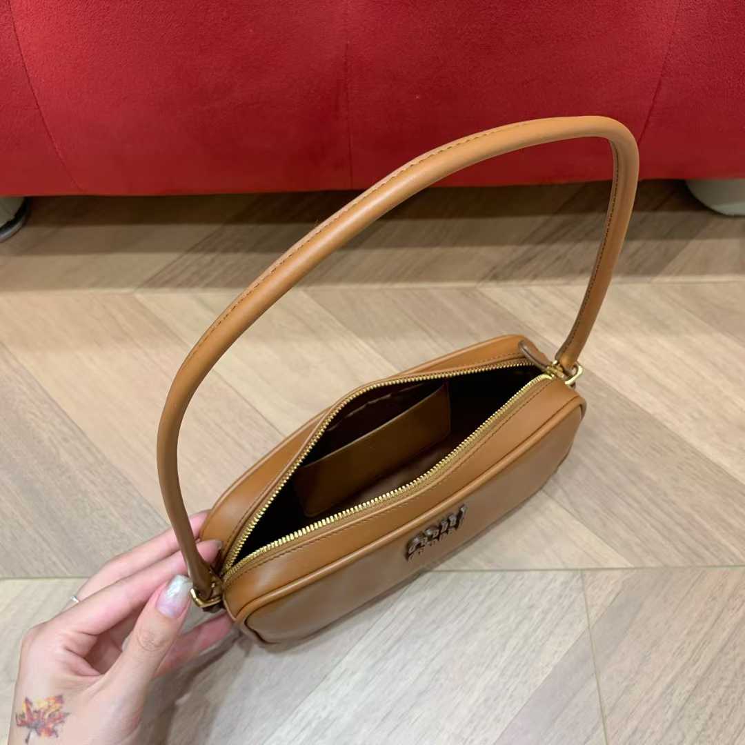 Miu Miu Leather pouch view 8