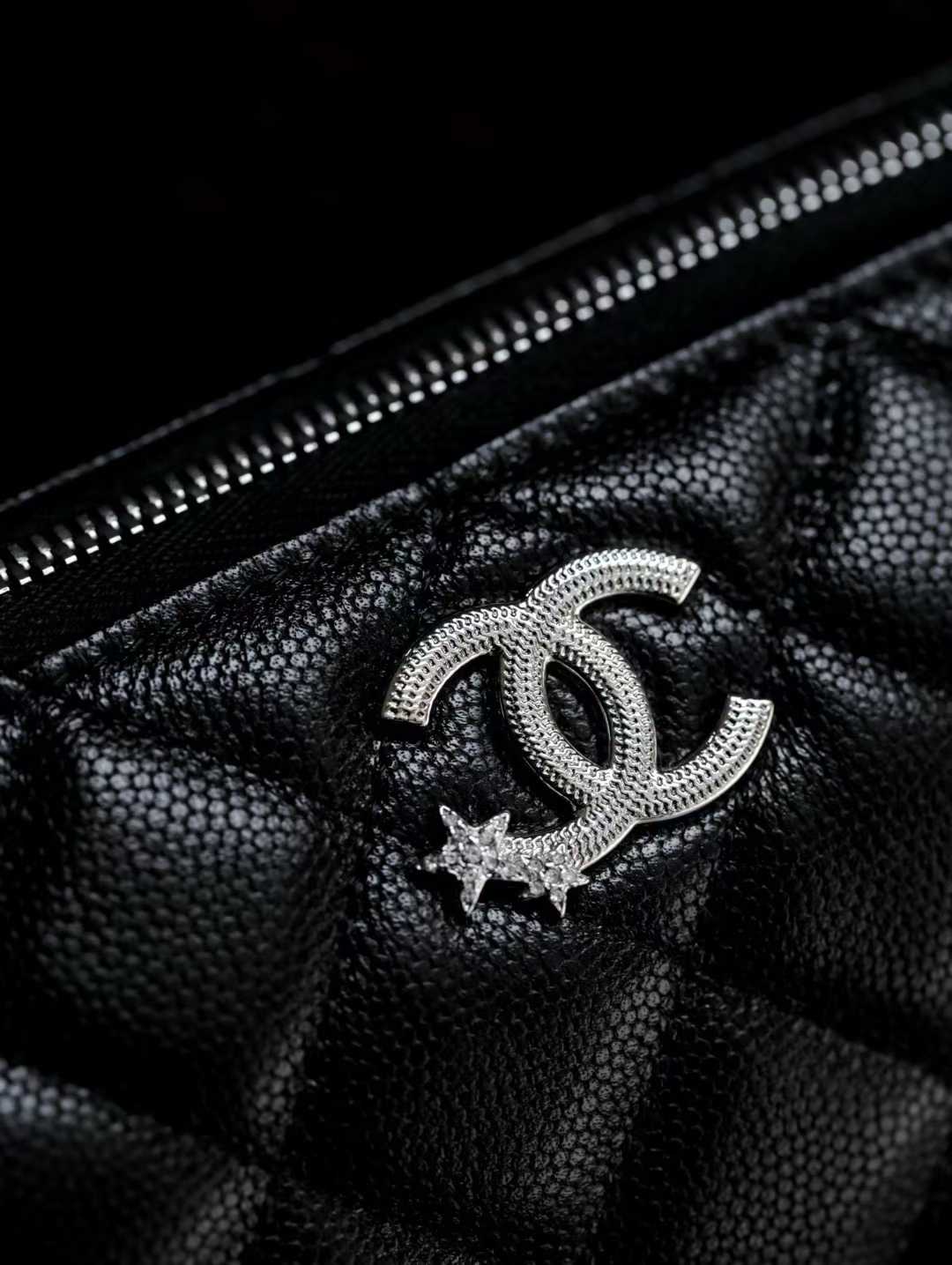 Chanel 25B Clutch with chain view 4