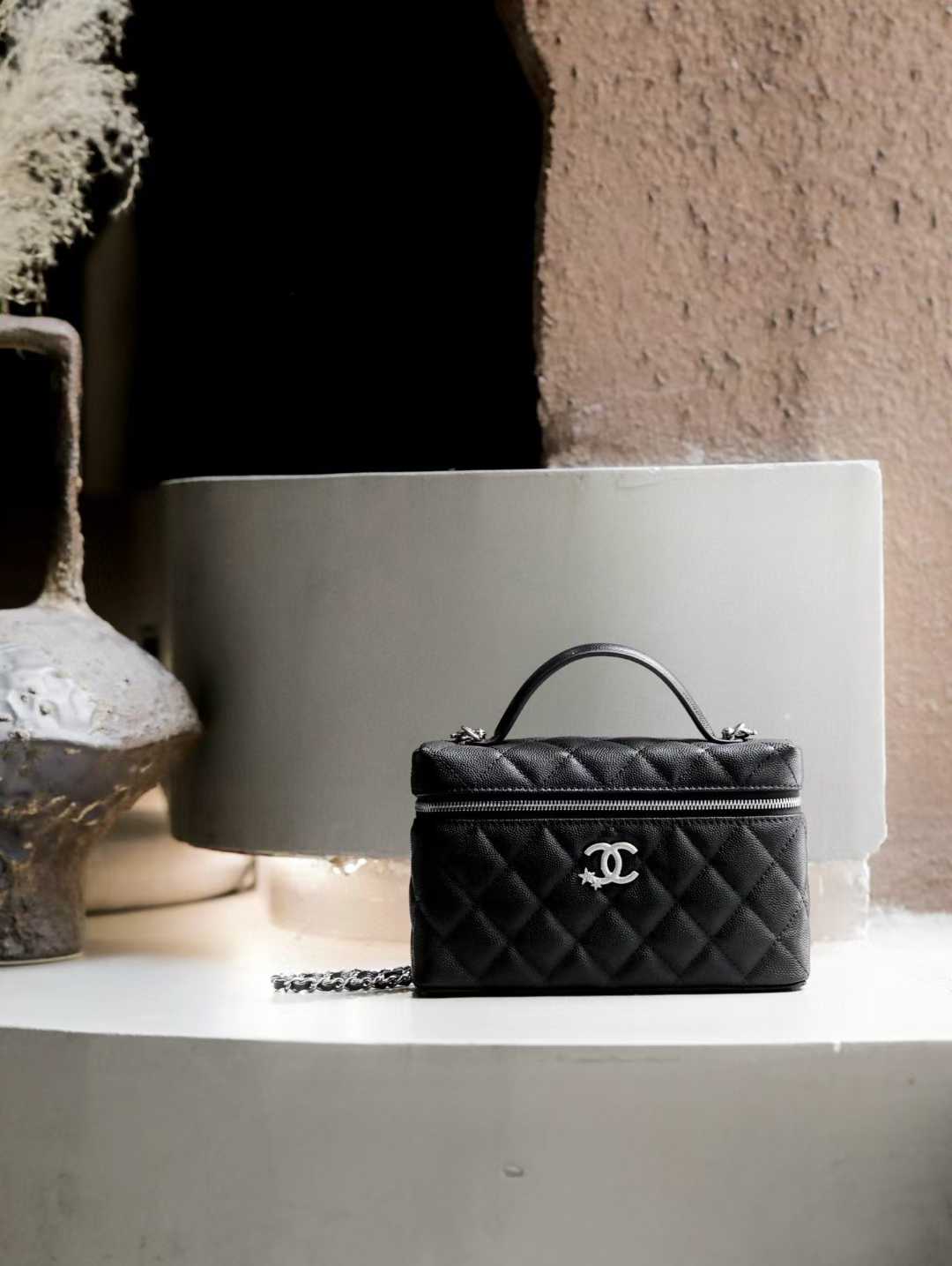 Chanel 25B Clutch with chain view 1