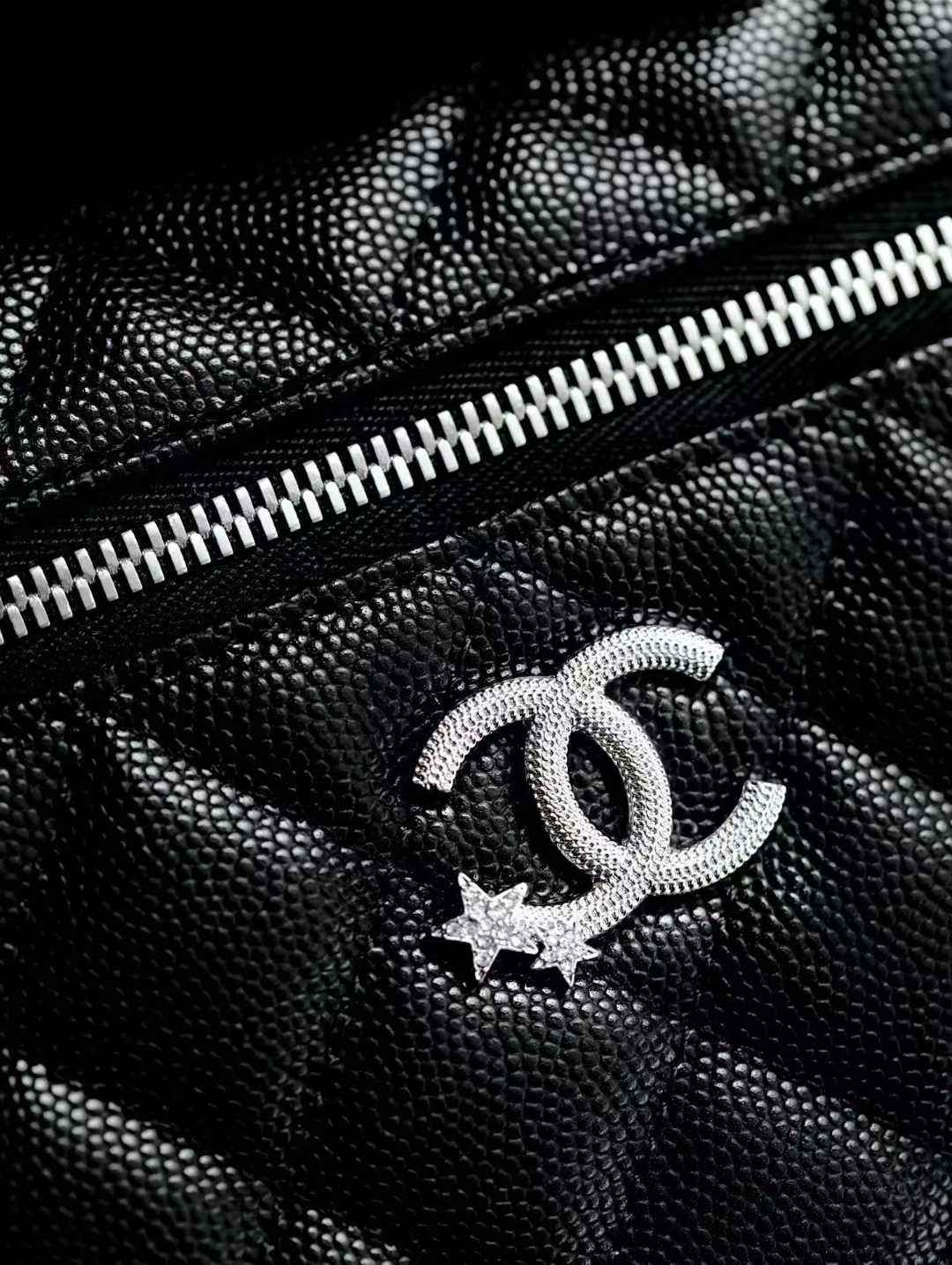 Chanel 25B Clutch with chain view 4