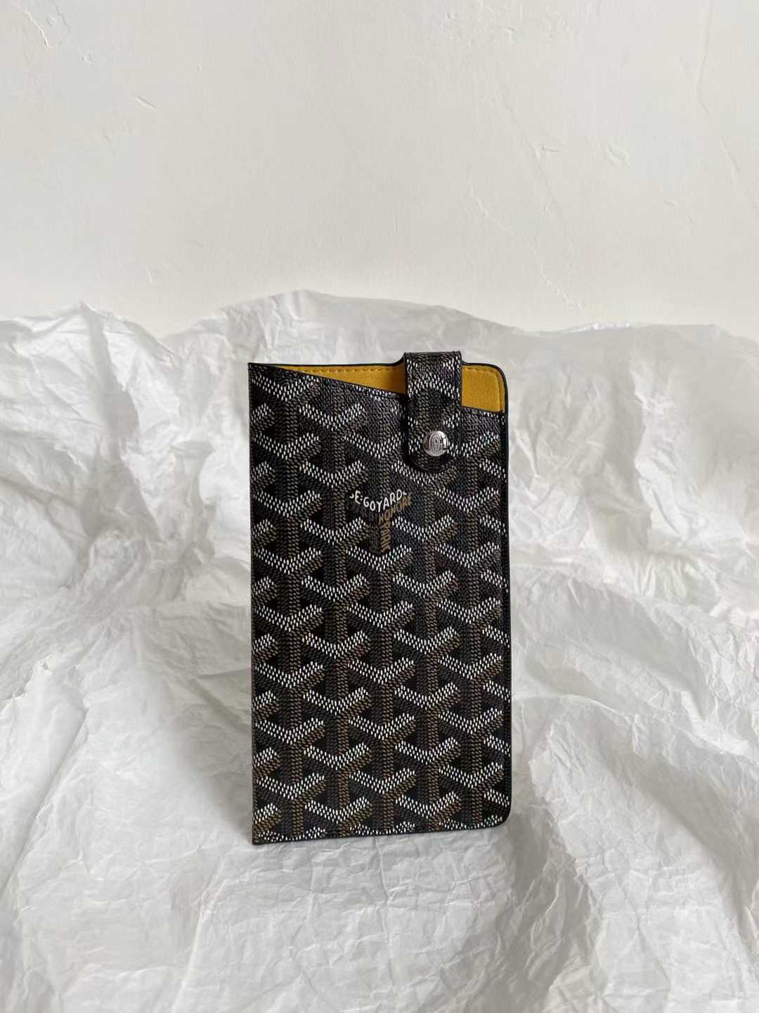 Goyard Mobile bag view 2