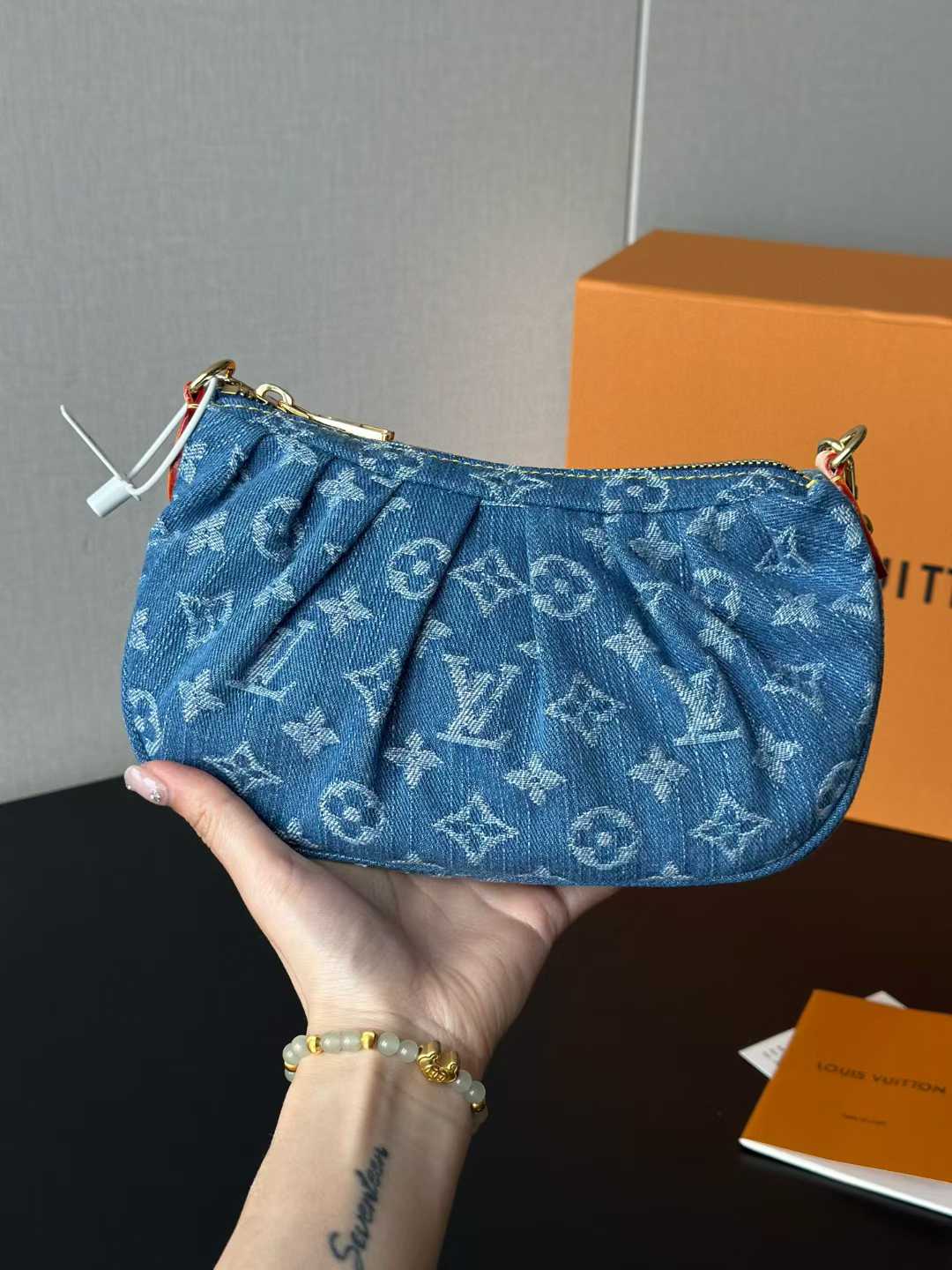 Louis Vuitton Pochette Valley Bag M13571 view 1