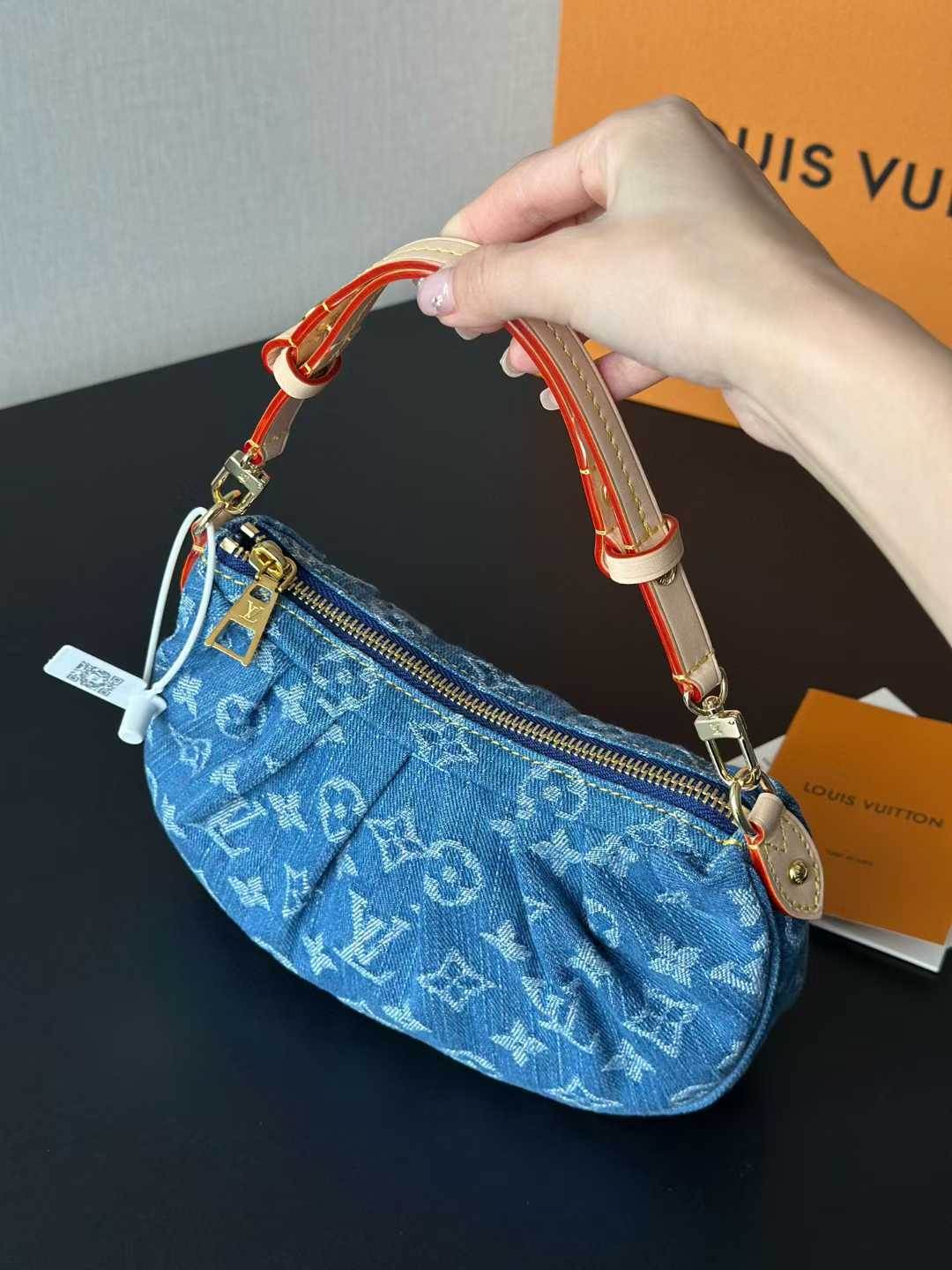 Louis Vuitton Pochette Valley Bag M13571 view 2