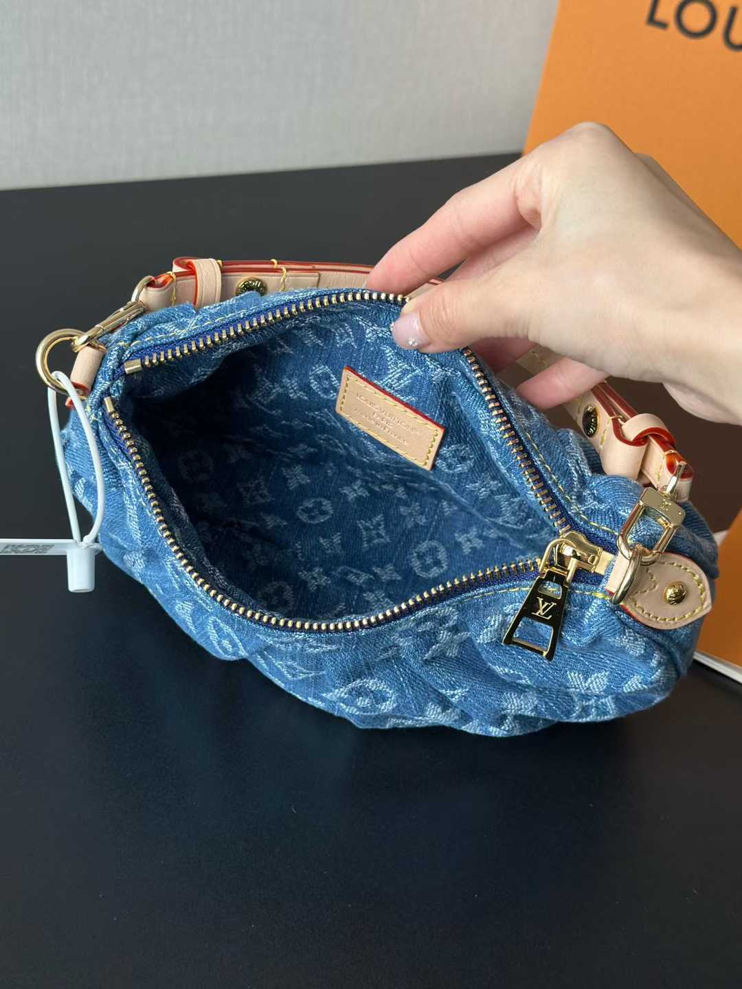 Louis Vuitton Pochette Valley Bag M13571 view 3