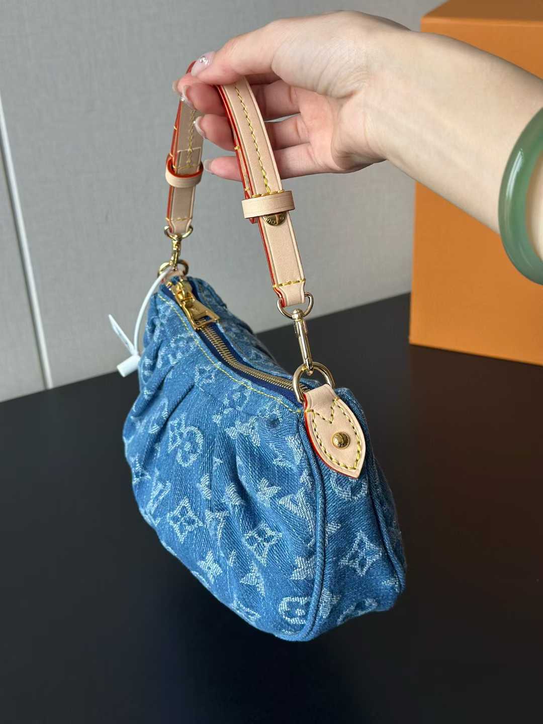 Louis Vuitton Pochette Valley Bag M13571 view 4