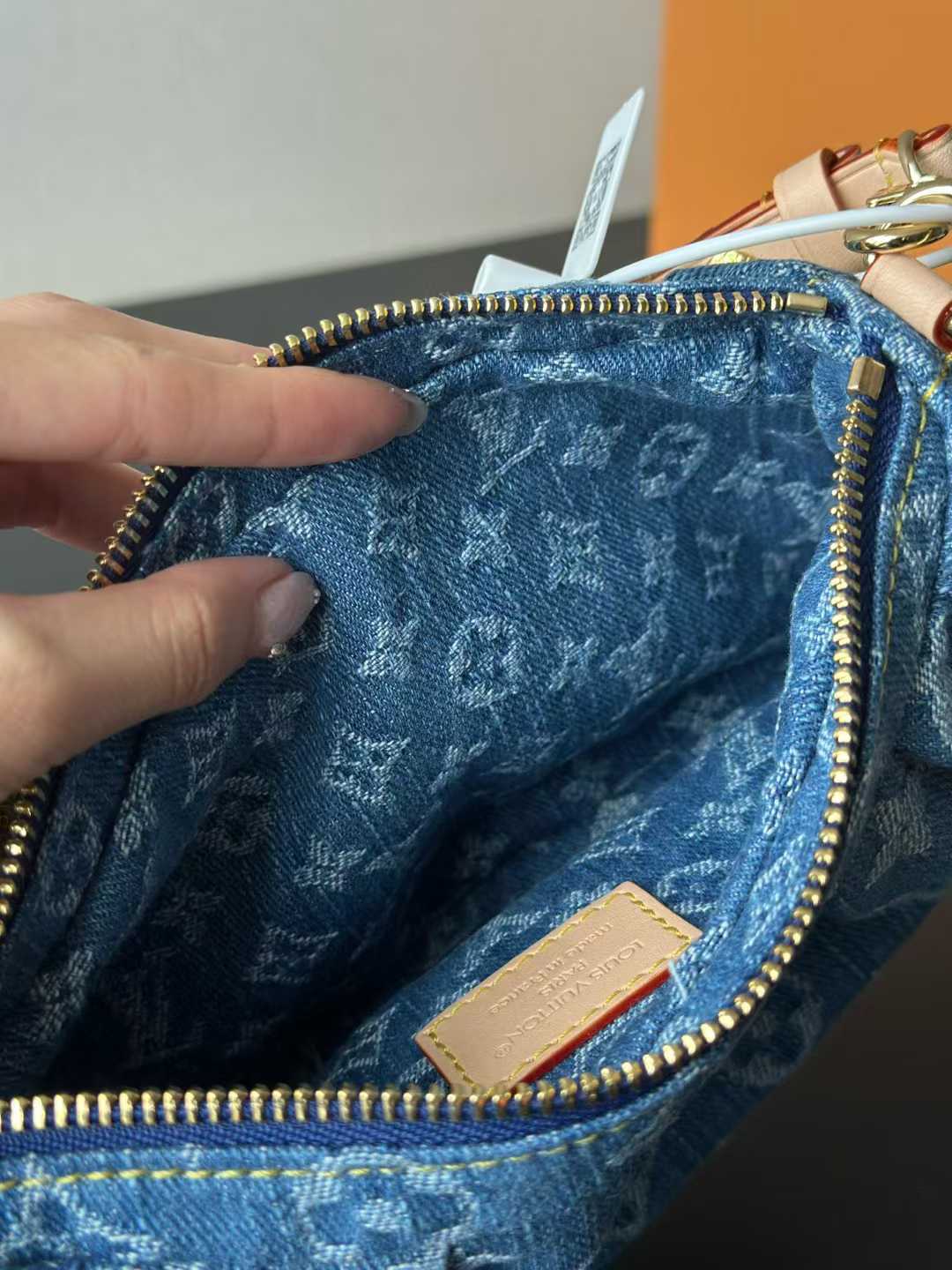 Louis Vuitton Pochette Valley Bag M13571 view 5