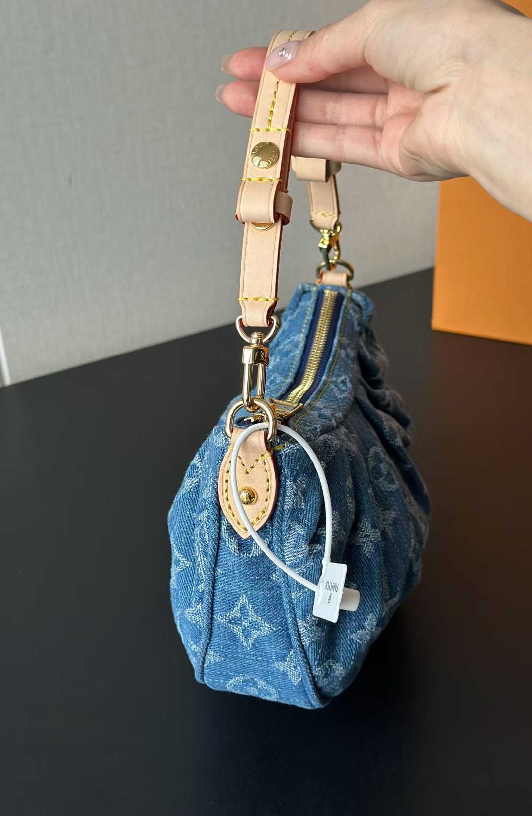 Louis Vuitton Pochette Valley Bag M13571 view 7