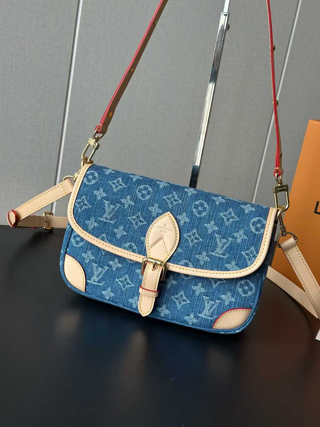 Louis Vuitton Diane Bag M13070 view 1