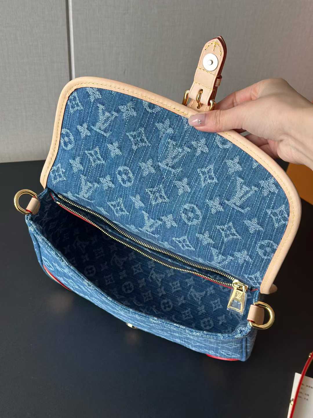 Louis Vuitton Diane Bag M13070 view 3