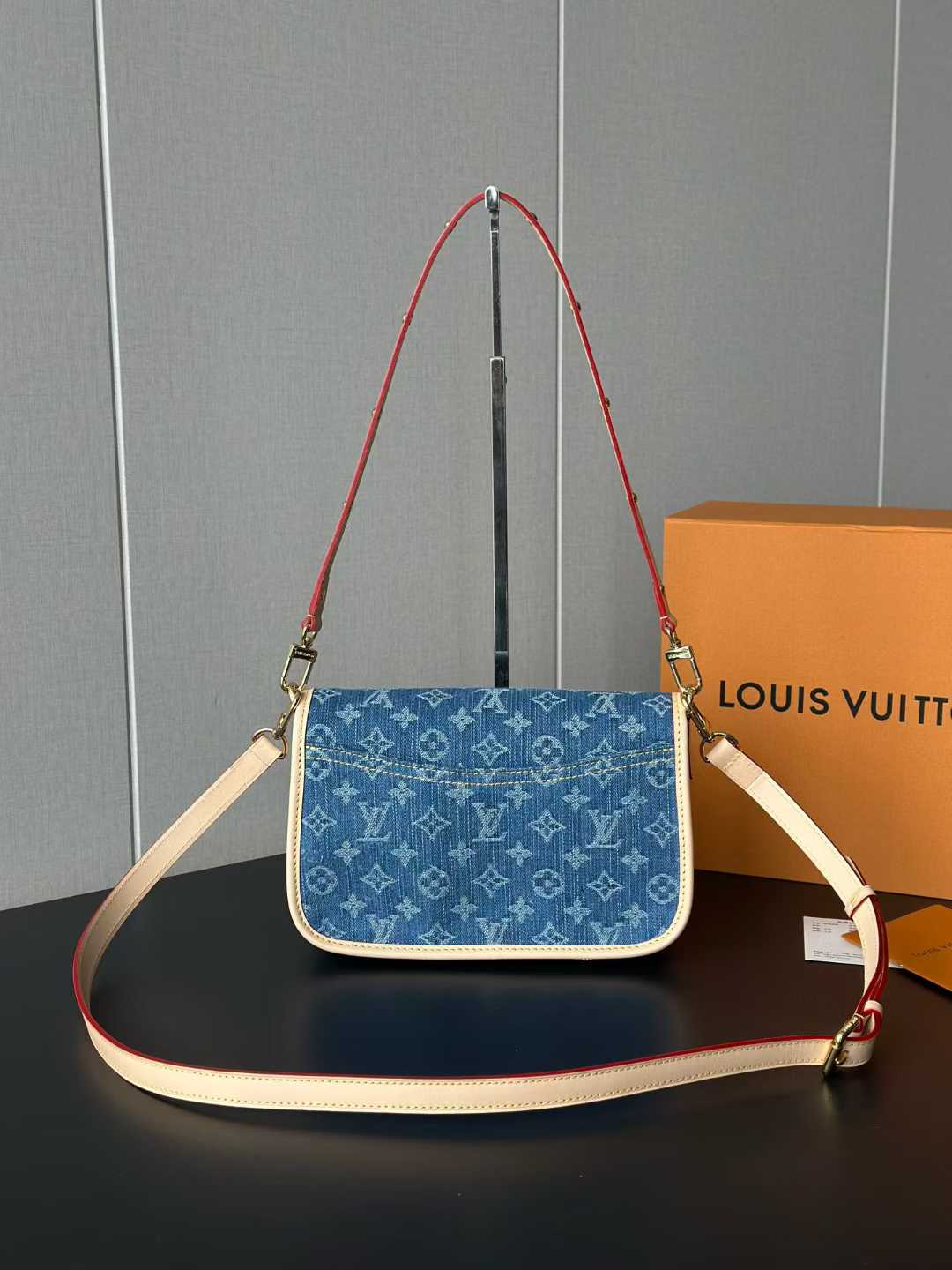 Louis Vuitton Diane Bag M13070 view 4