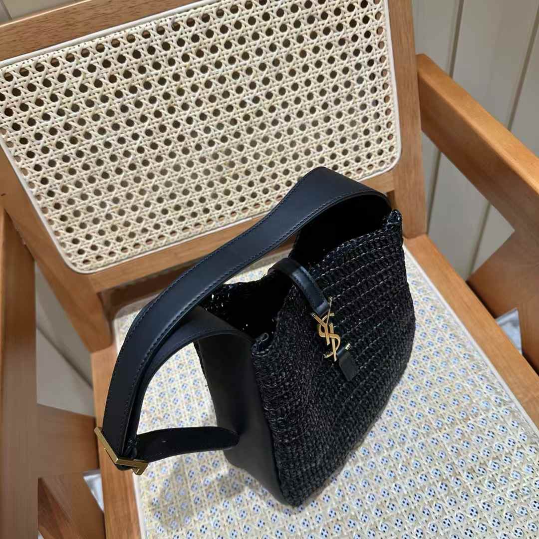 Saint Laurent LE 5 À 7 supple small in raffia and leather view 5
