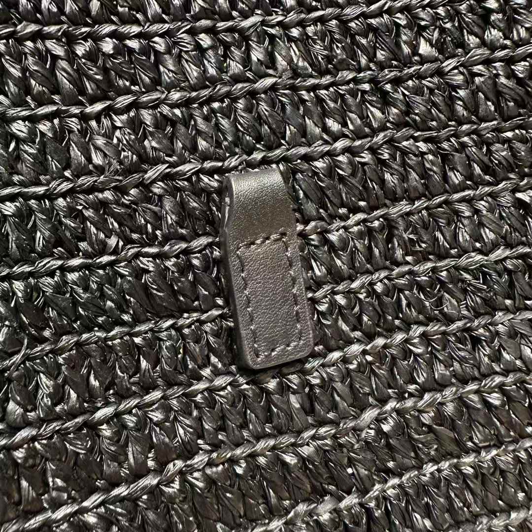 Saint Laurent LE 5 À 7 supple small in raffia and leather view 8