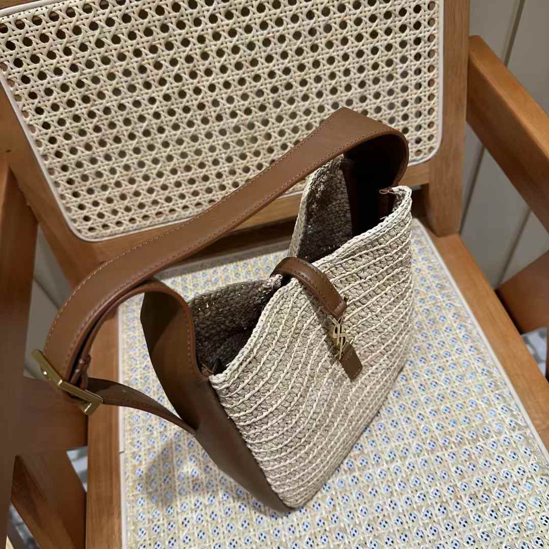 Saint Laurent LE 5 À 7 supple small in raffia and leather view 3