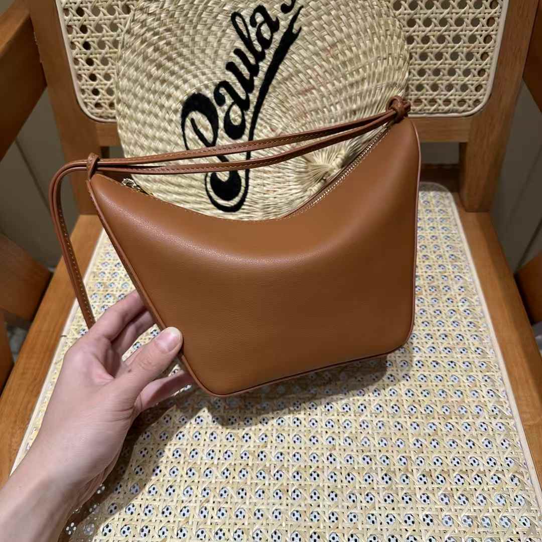 Loewe Hammock hobo in classic calfskin view 1