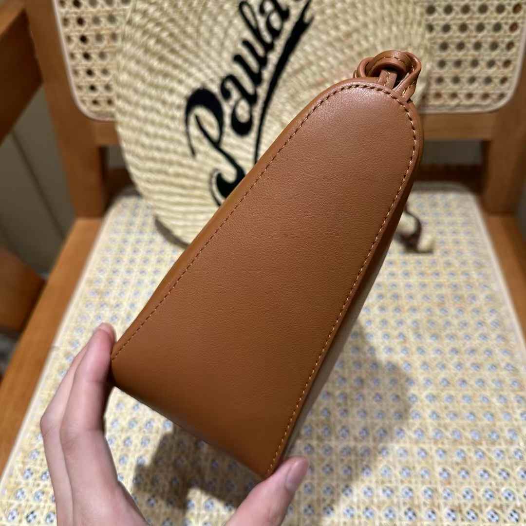 Loewe Hammock hobo in classic calfskin view 3