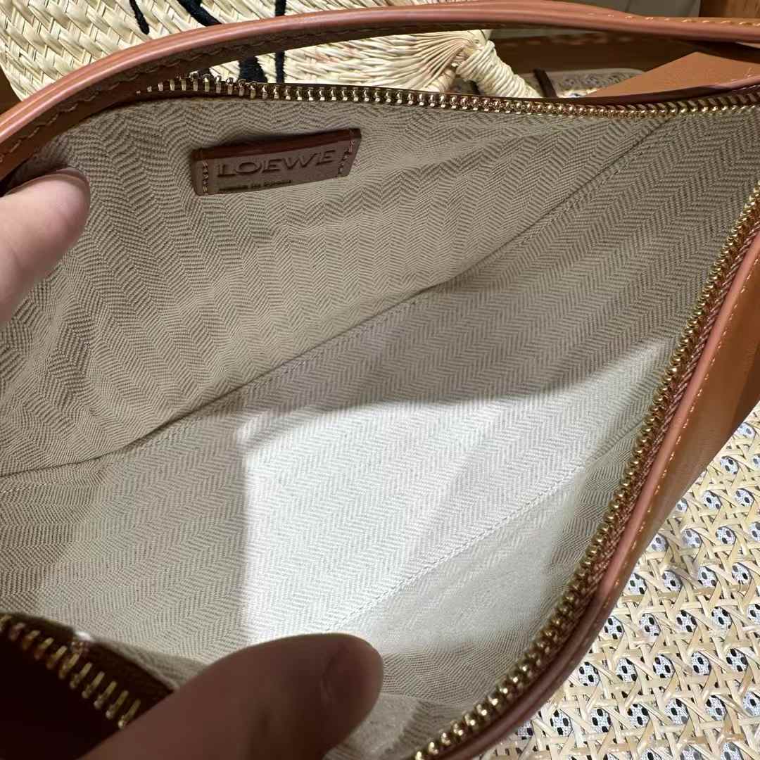 Loewe Hammock hobo in classic calfskin view 4