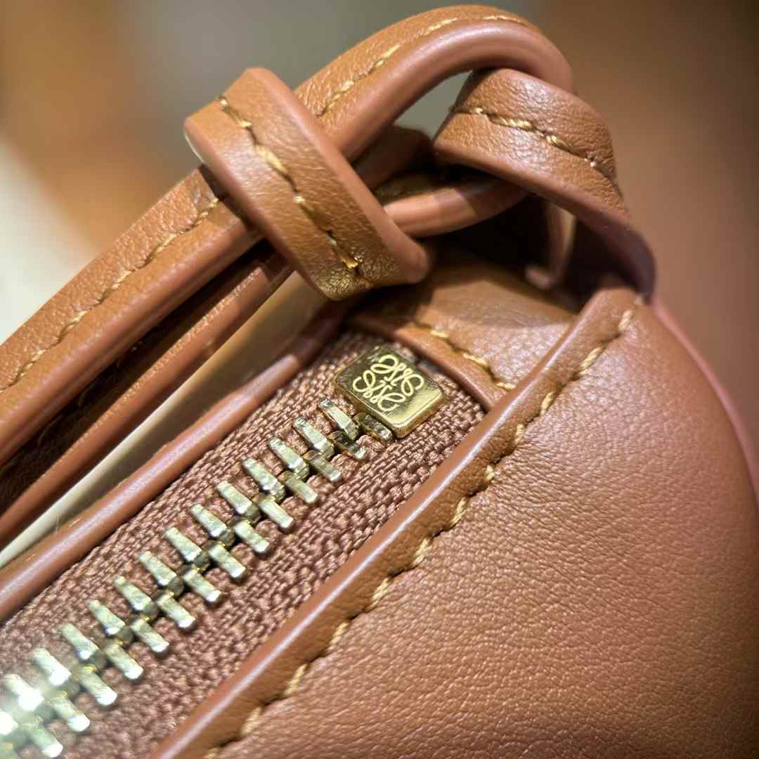 Loewe Hammock hobo in classic calfskin view 7