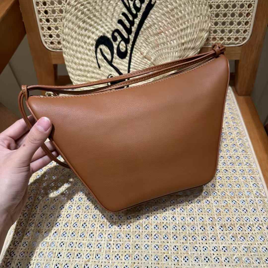 Loewe Hammock hobo in classic calfskin view 8