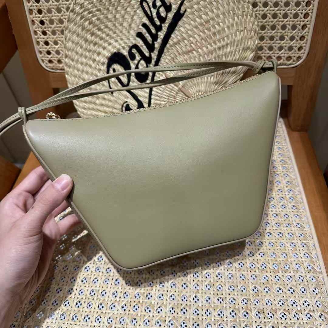 Loewe Hammock hobo in classic calfskin view 2