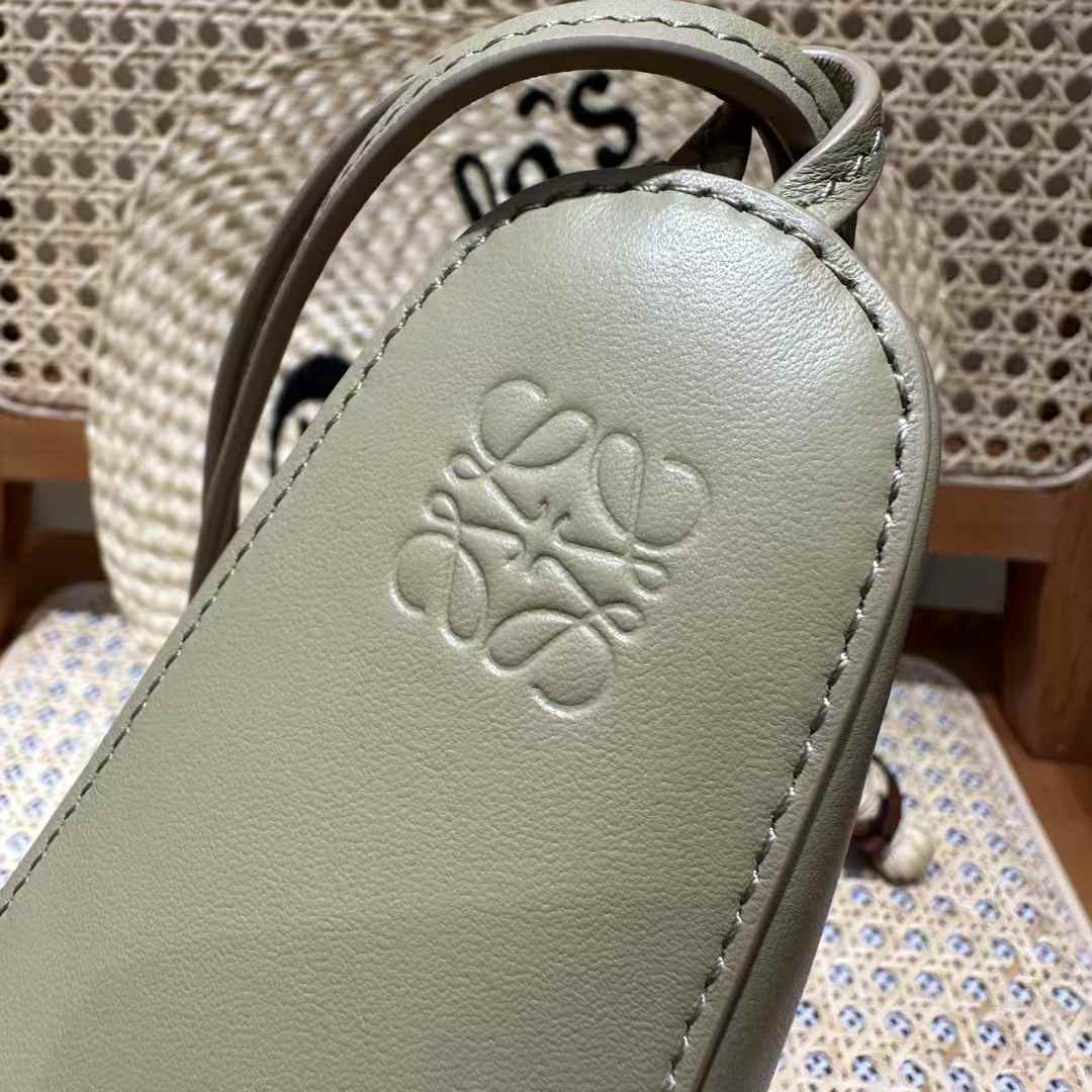 Loewe Hammock hobo in classic calfskin view 3