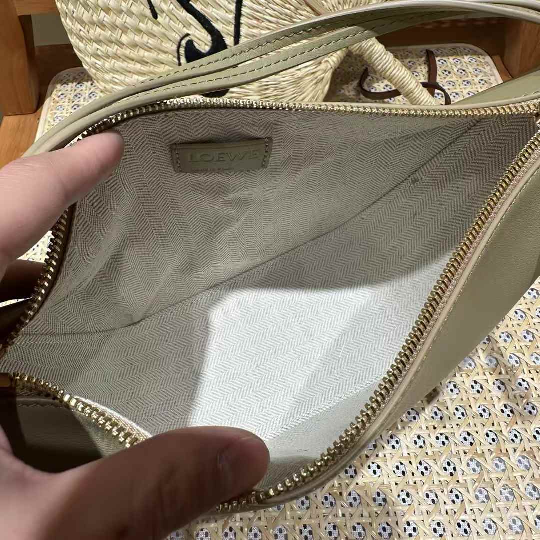 Loewe Hammock hobo in classic calfskin view 4