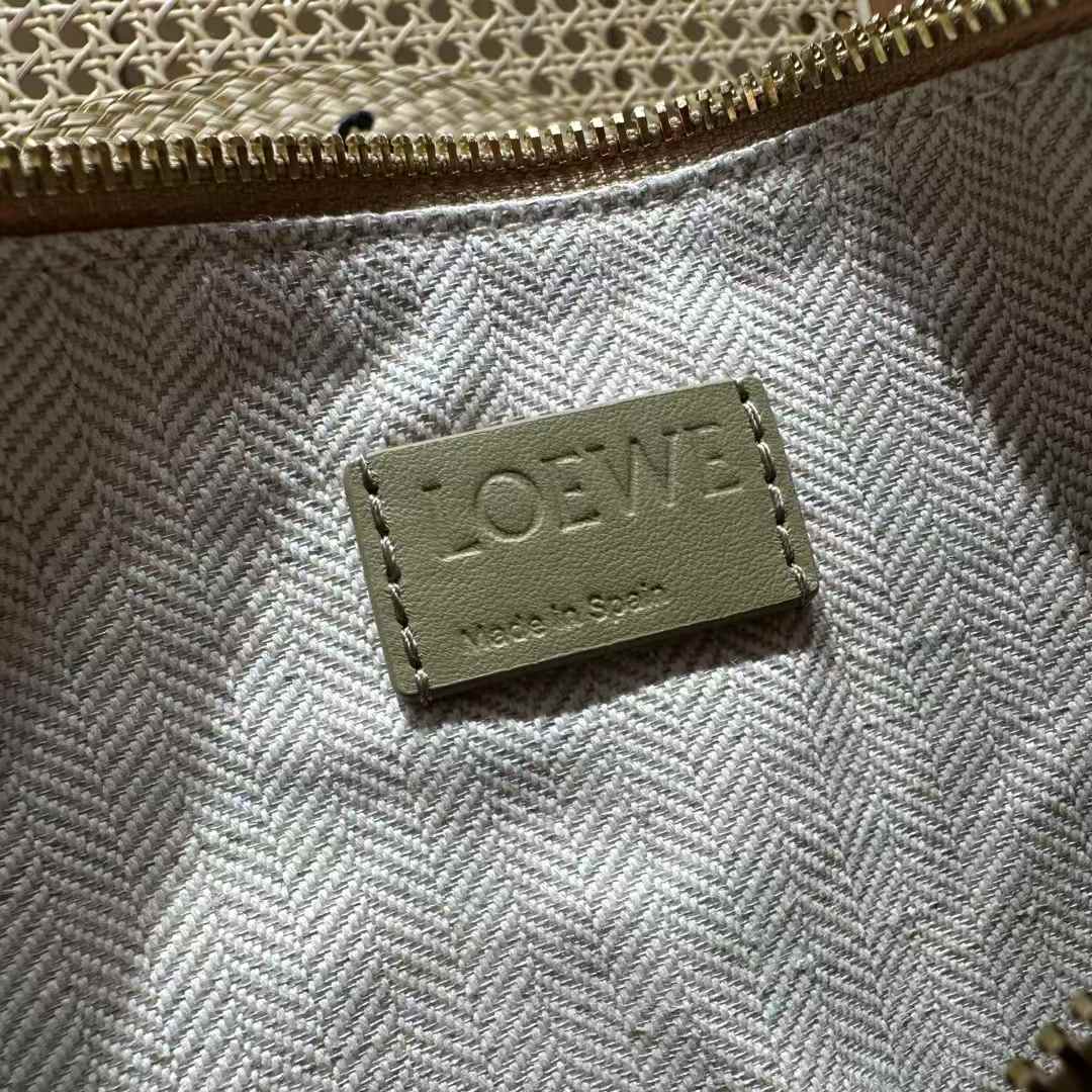 Loewe Hammock hobo in classic calfskin view 7