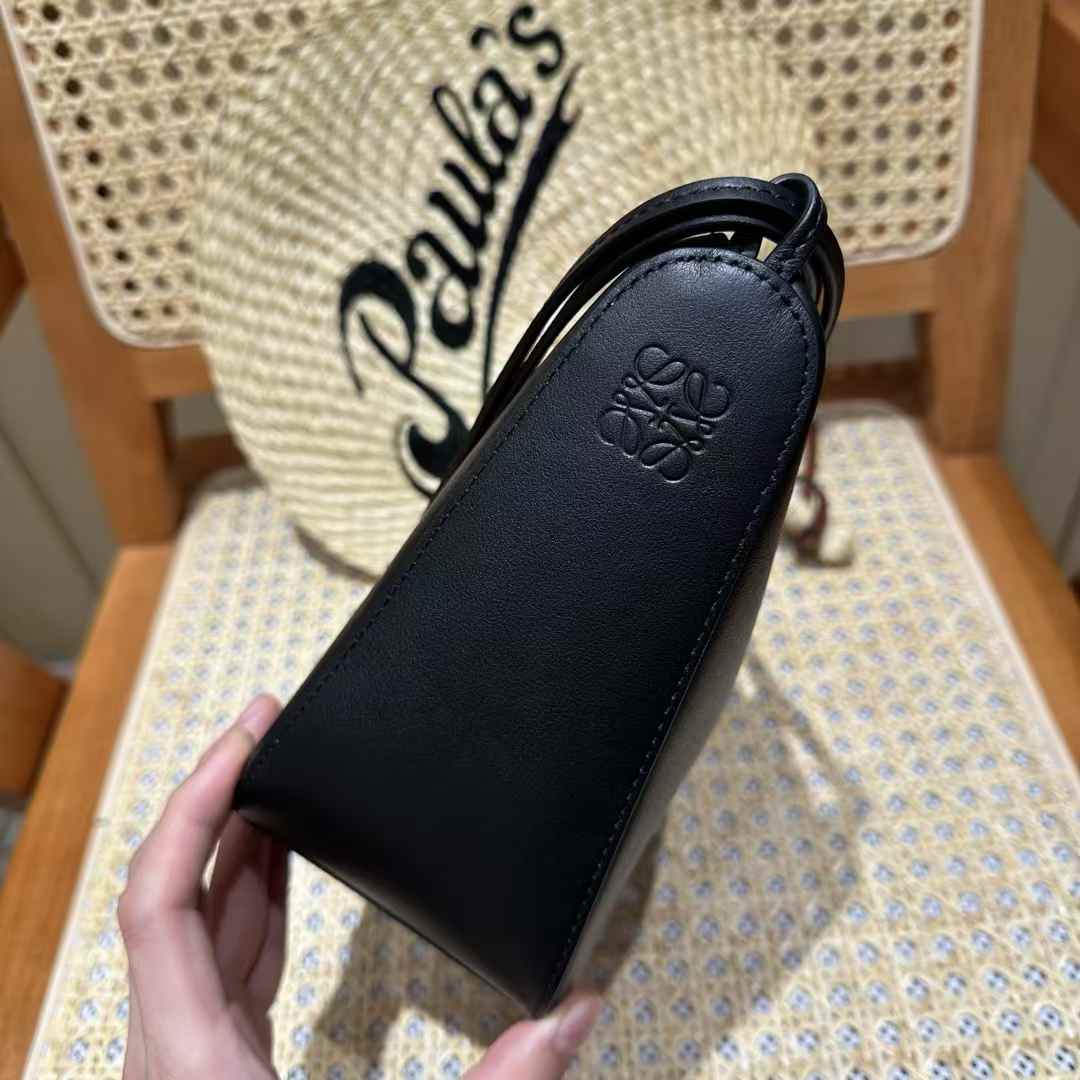 Loewe Hammock hobo in classic calfskin view 2