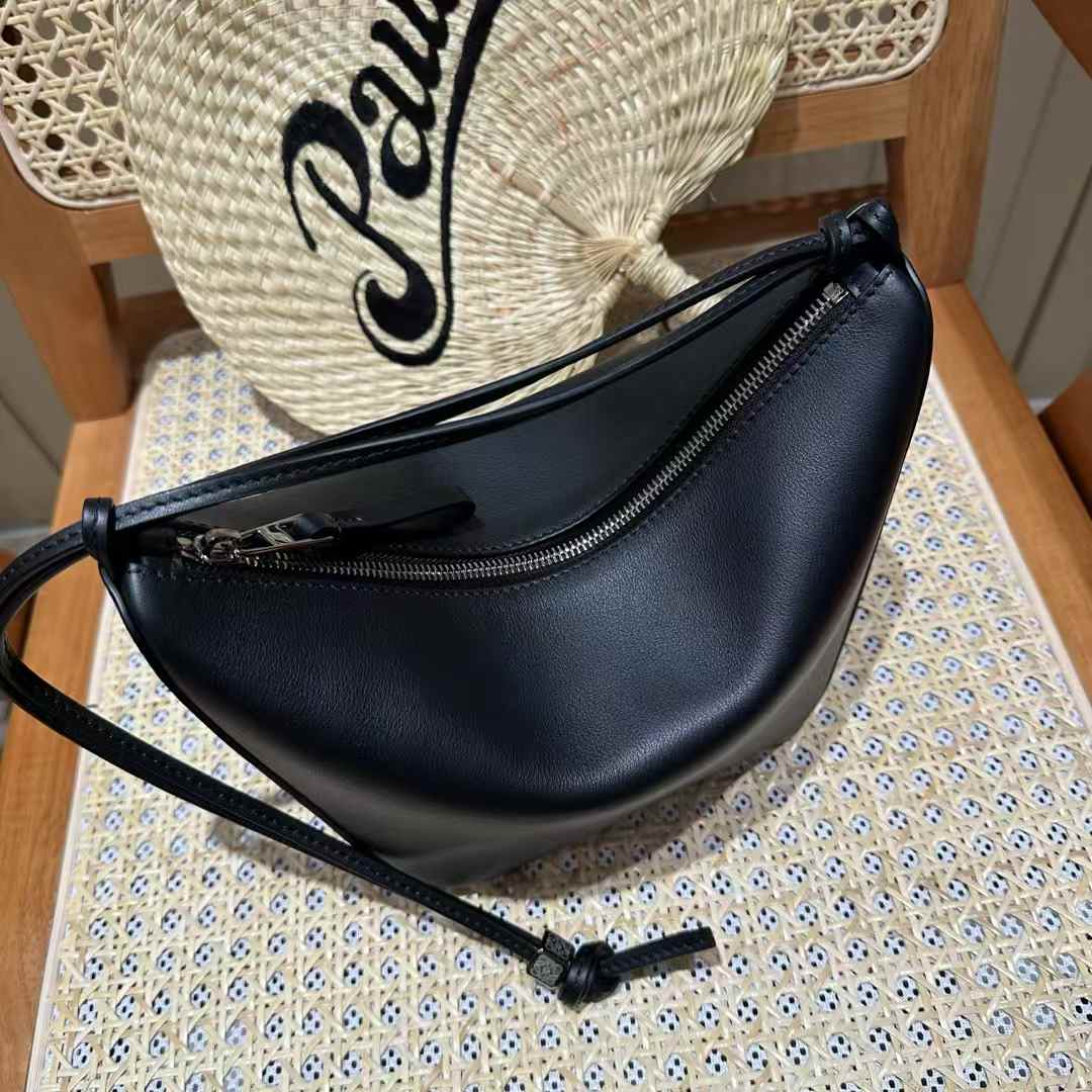 Loewe Hammock hobo in classic calfskin view 4